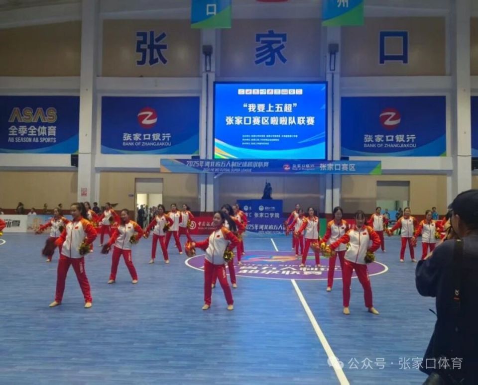 区体育馆举 区体育馆举